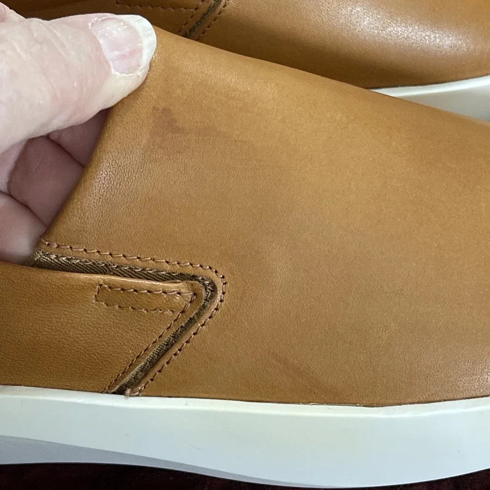 NIB Wolf and Shepherd Cruise Slip‎ On Loafer Men 7.5/Women 9 Honey Brown White